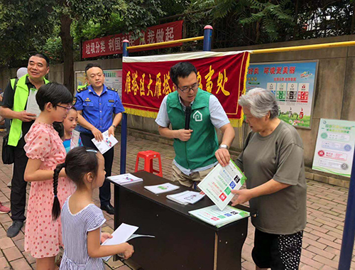 公司青年志愿隊(duì)進(jìn)社區(qū)宣傳垃圾分類(lèi)
